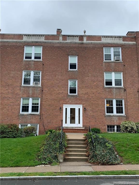 7 Robin Rd unit 7, West Hartford, CT 06119 - photo 1