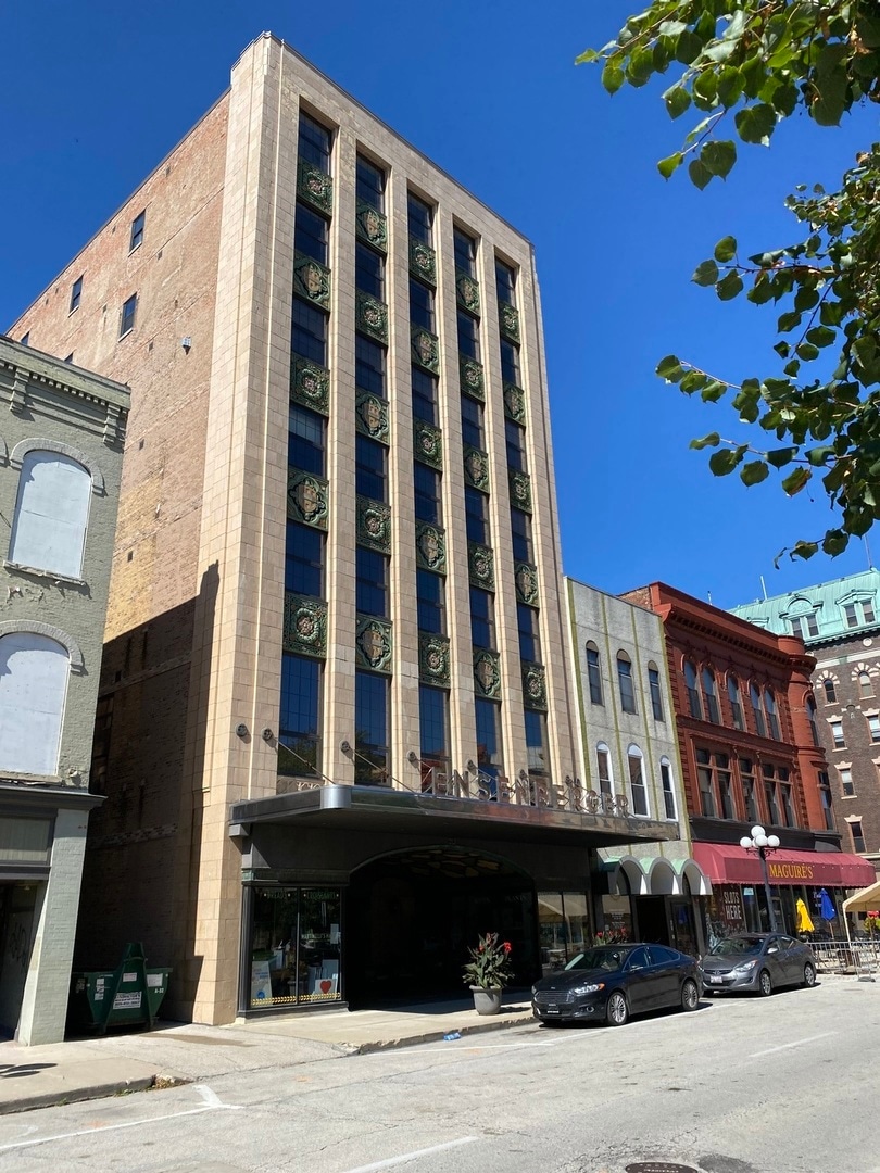 212 N Center St unit 701, Bloomington, IL 61701 - photo 1