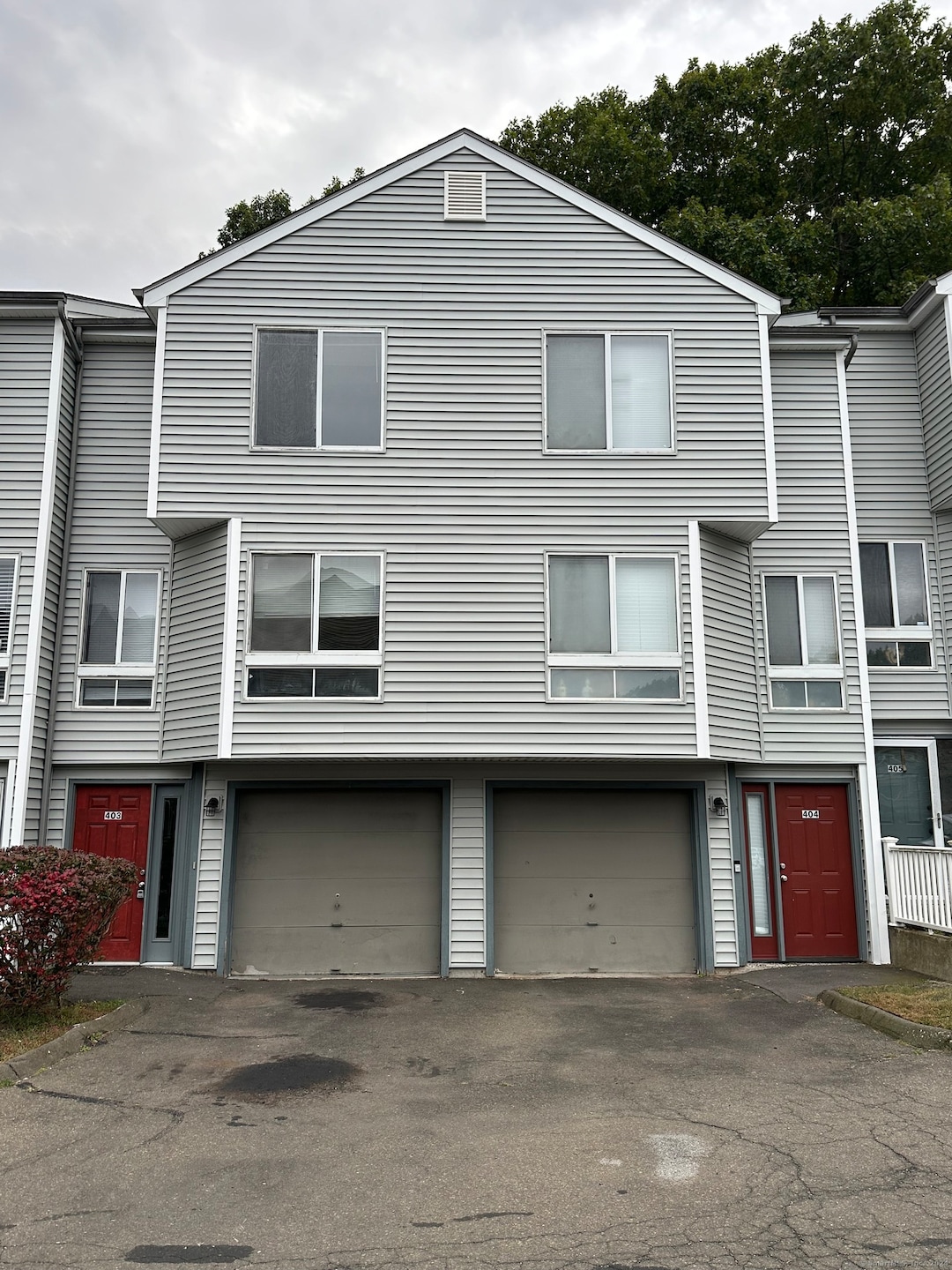Welcome to 1423 Quinnipiac! Unit 403 on the left.