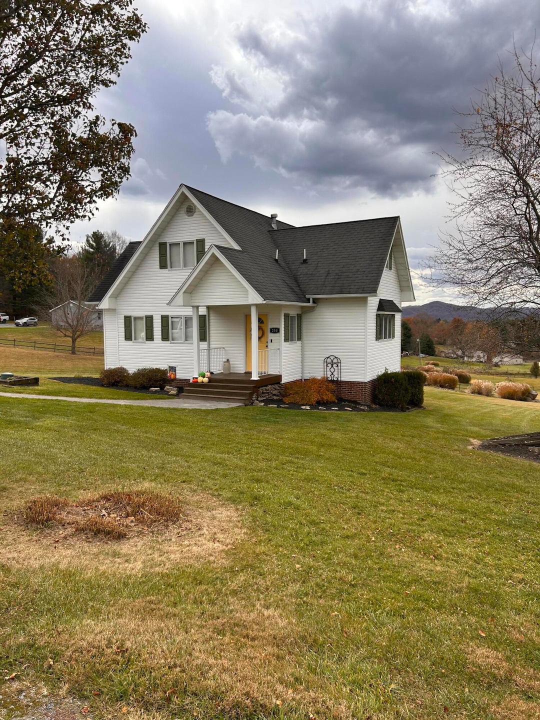 250 N Lakeview Dr, Hinton, WV 25951 - photo 1