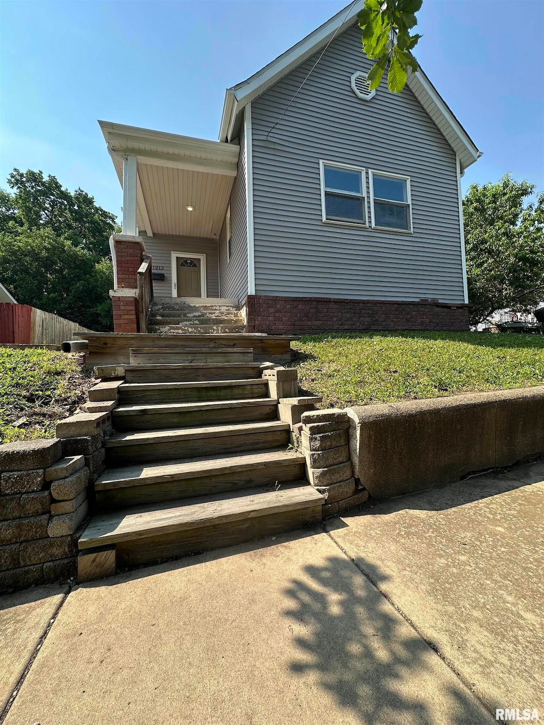 1213 NE Glendale Ave, Peoria, IL 61603 - photo 1