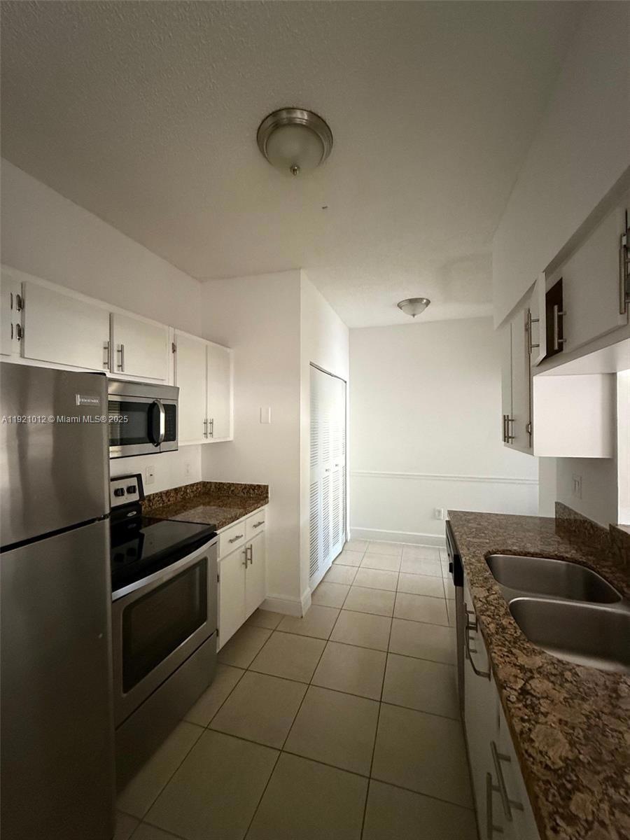 18348 NW 68th Ave unit E, Hialeah, FL 33015 - photo 1
