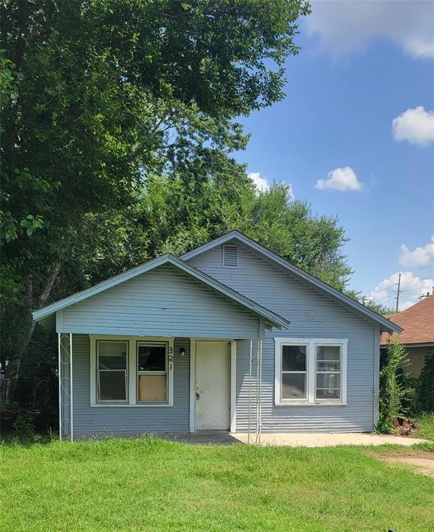 View of front facade with a front lawn