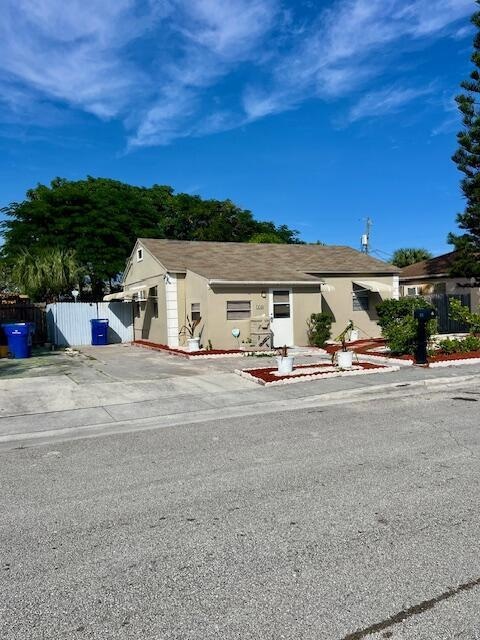 538 W 3rd St, Riviera Beach, FL 33404 - photo 1