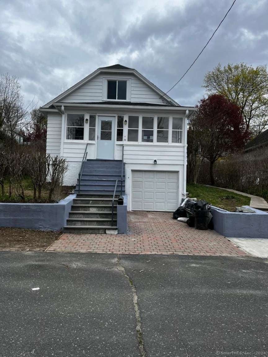 24 Lyndale Ave, Waterbury, CT 06705 - photo 1