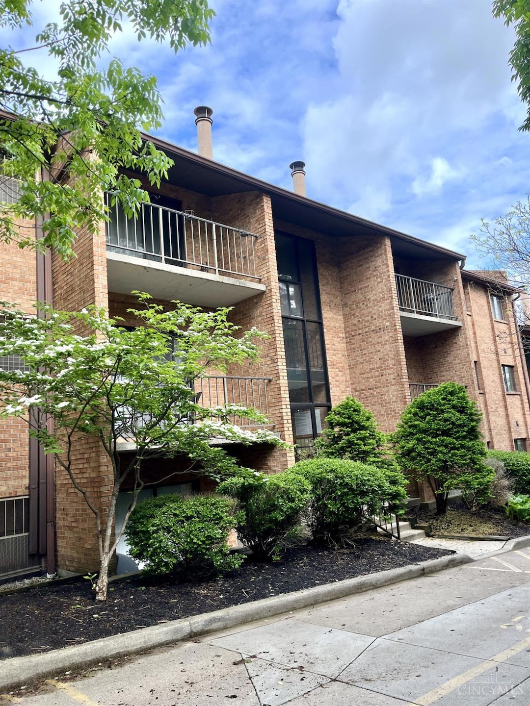 522 Riddle Rd, Cincinnati, OH 45220 - photo 1