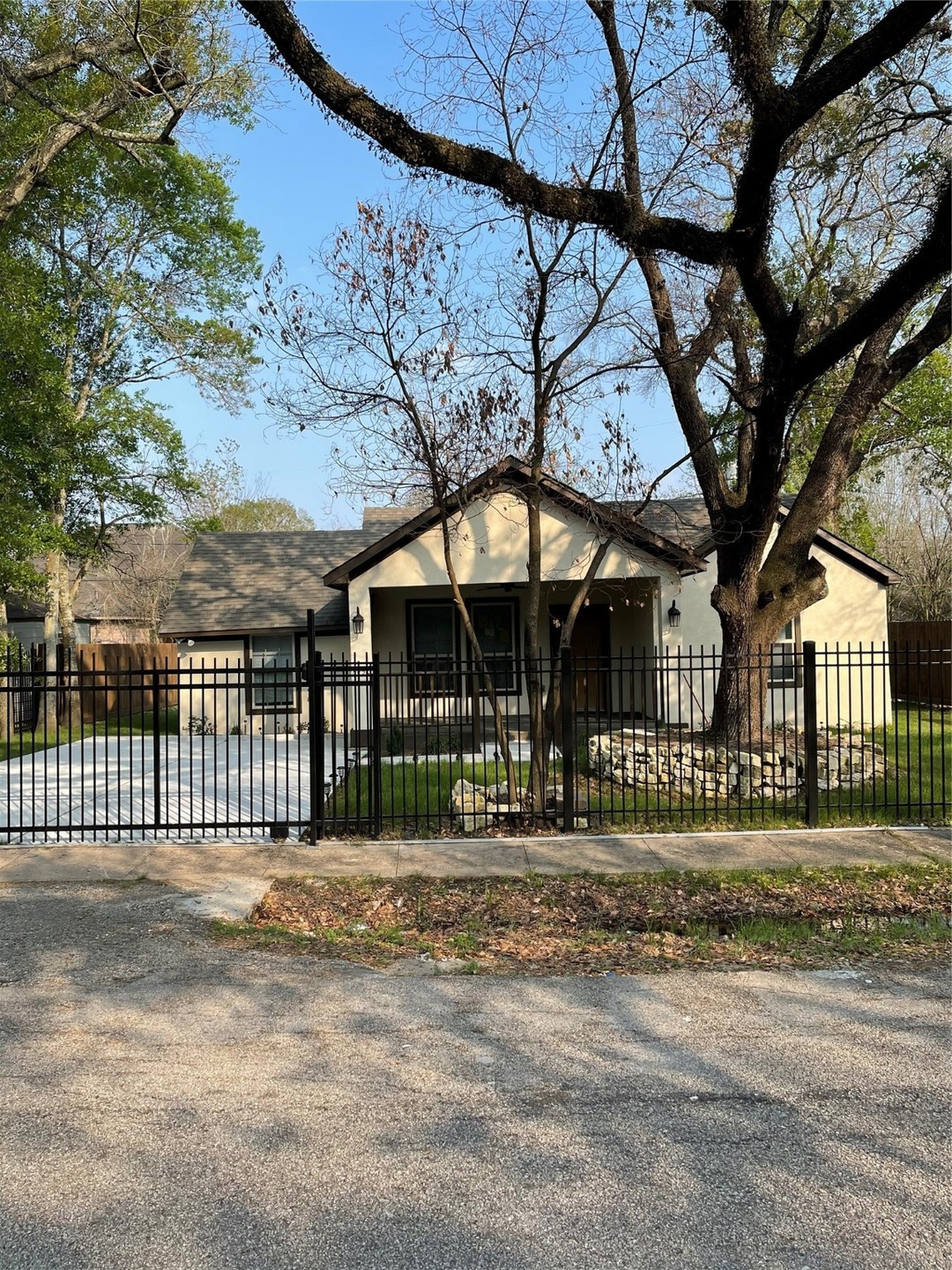 6825 Sherwood Dr, Houston, TX 77021 - photo 1