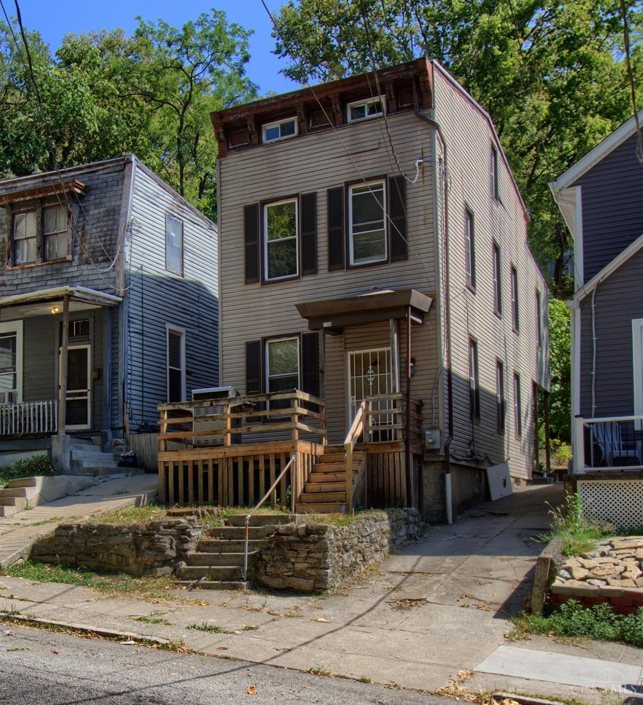 2208 Ravine St, Cincinnati, OH 45219 - photo 1