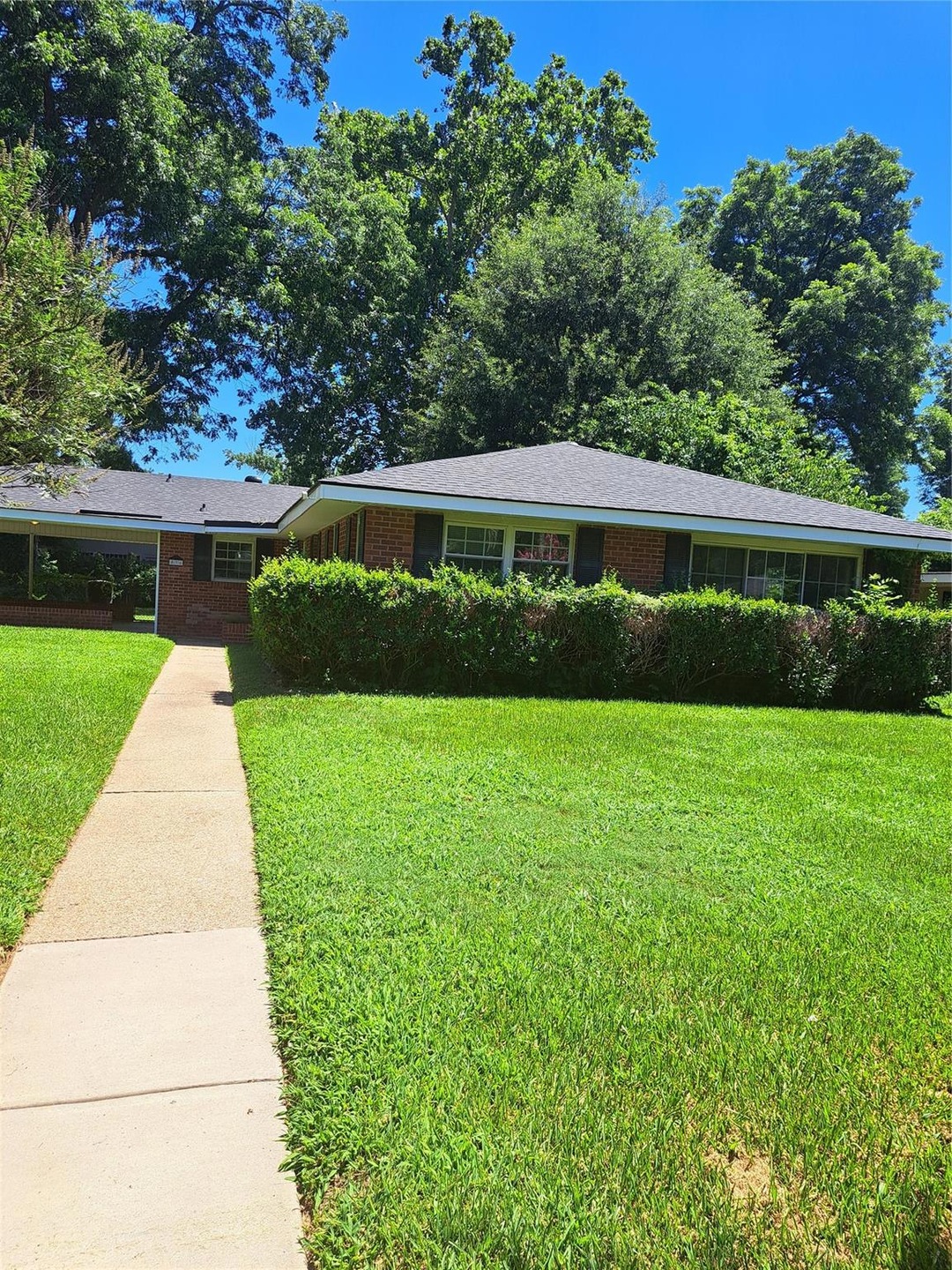 Corner lot with two car carport in desirable Shrev