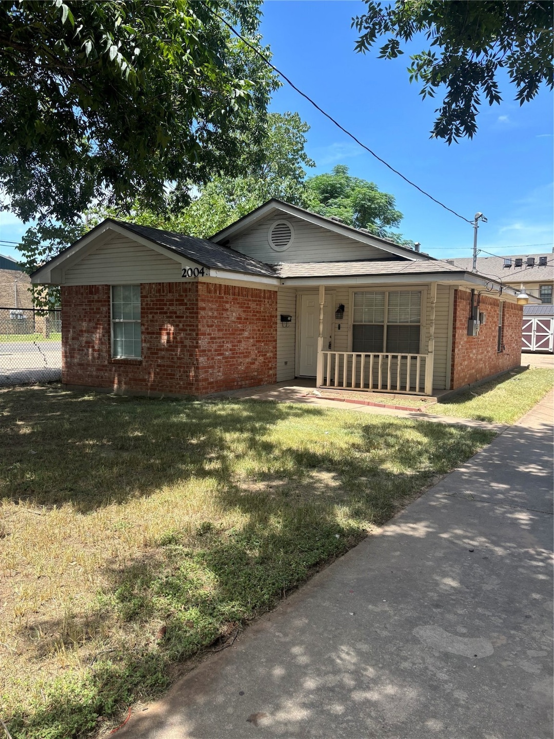 Ranch-style home with brick siding and covered porch