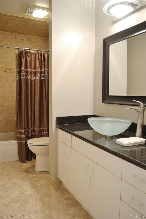 1979 Eagle Pointe, Bloomfield Hills, MI 48304 - photo 1