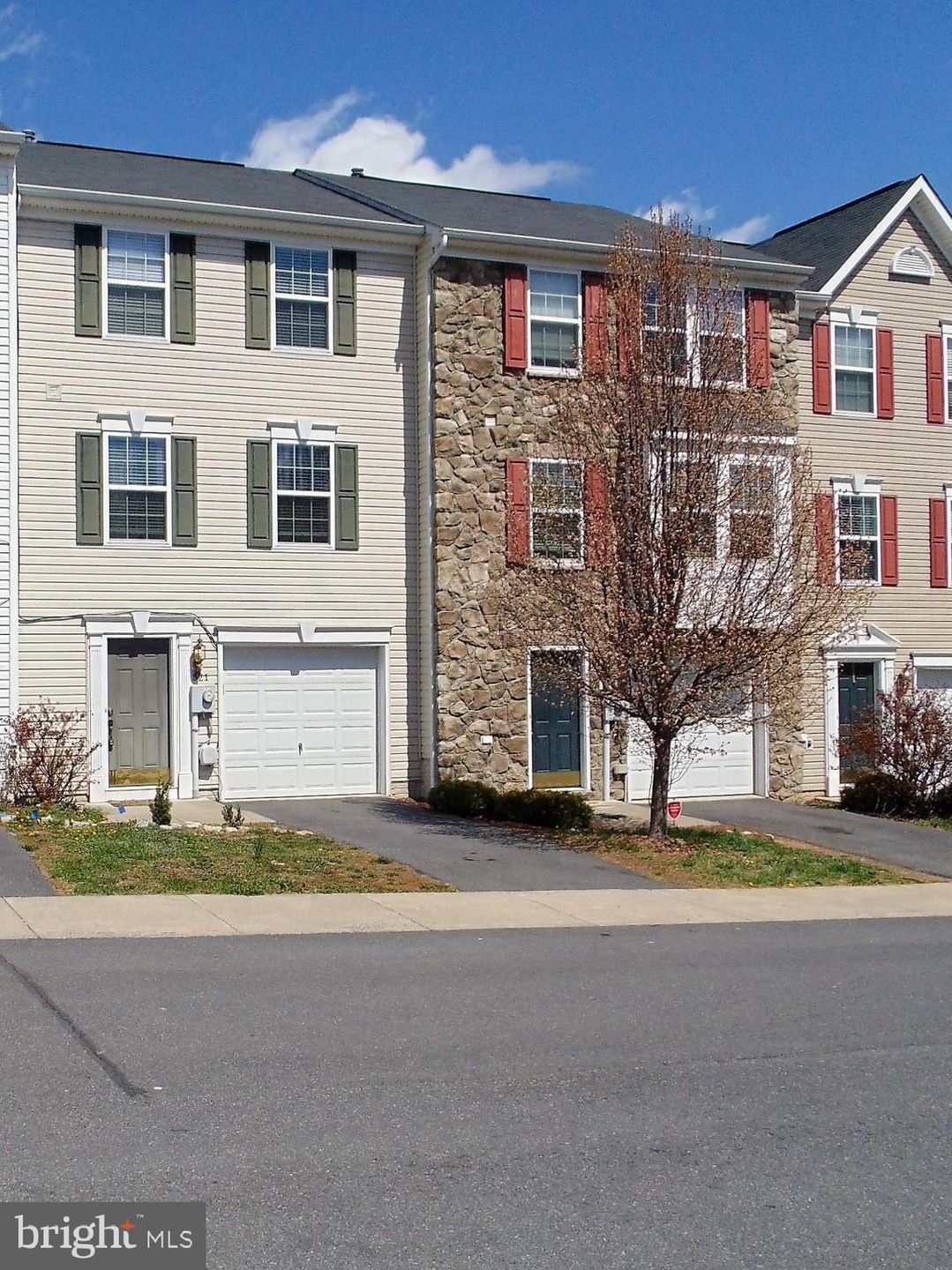 321 Scarboro Dr, Bunker Hill, WV 25413 - photo 1