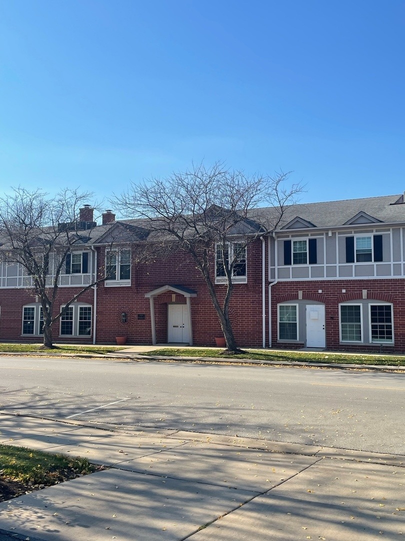 568 S Spring Rd unit 8, Elmhurst, IL 60126 - photo 1