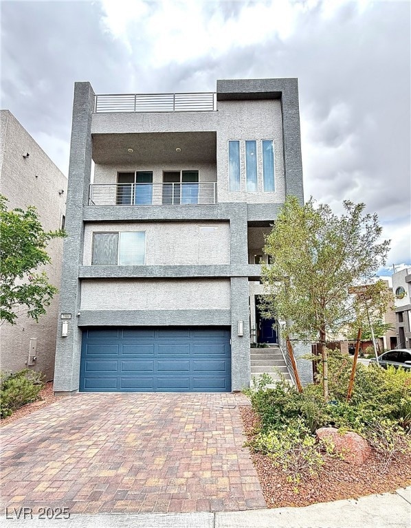 View of front facade with stucco siding, decorativ