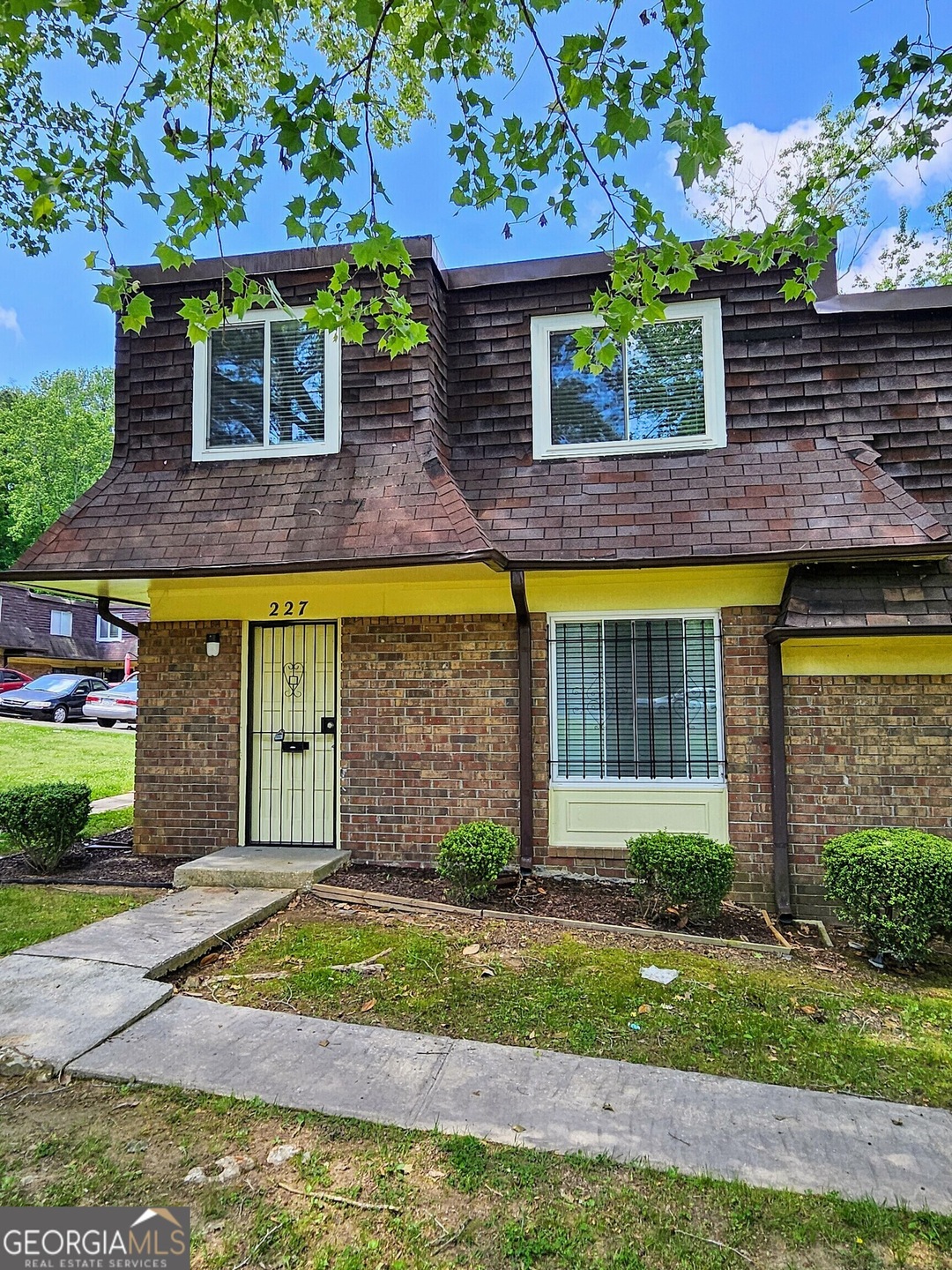 2 story, 3 sided end unit condo