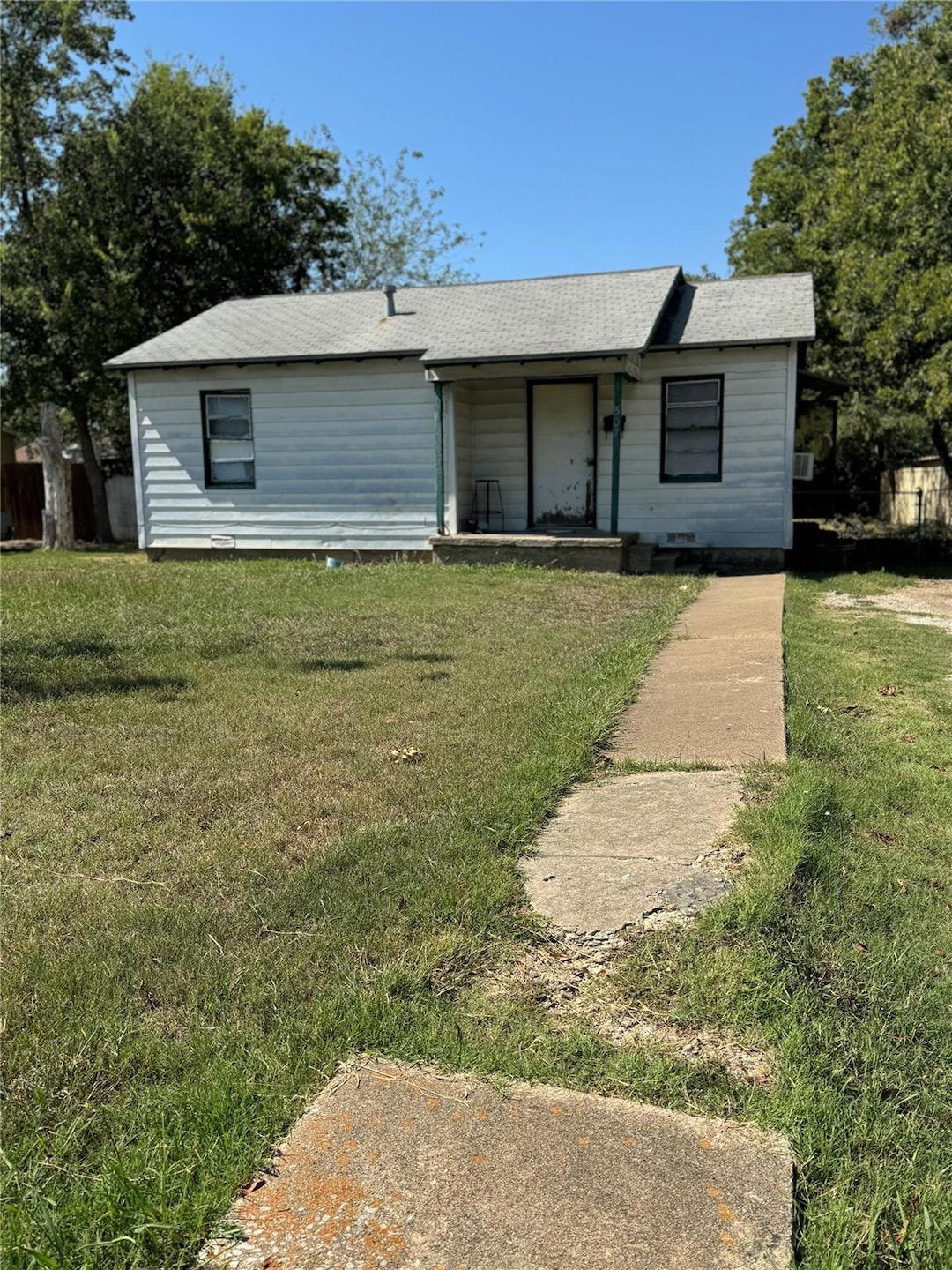 Ranch-style house featuring a front lawn