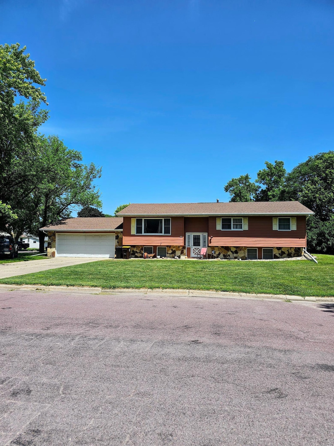 402 E 2nd St N, Truman, MN 56088 - photo 1