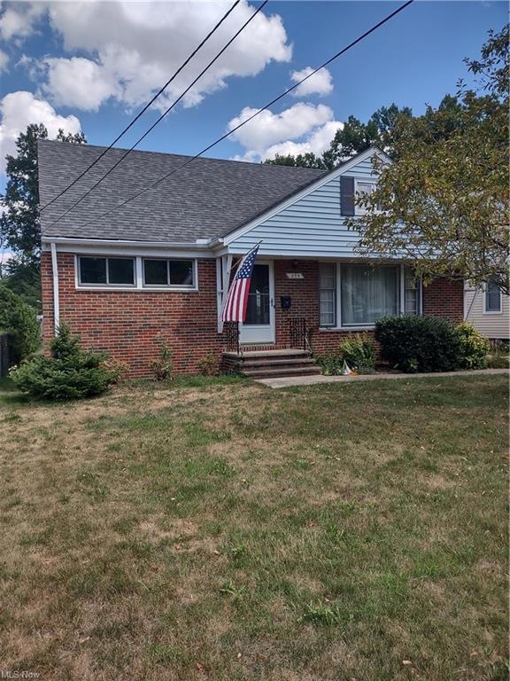 Nice curb appeal, Brick and Vinyl exterior.