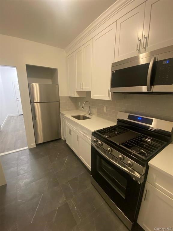 9 Woodlawn Ave unit 2 rear, Yonkers, NY 10704 - photo 1