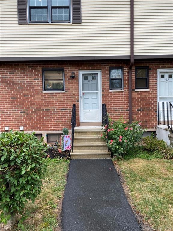 127 Hampton Ct unit 127, Newington, CT 06111 - photo 1