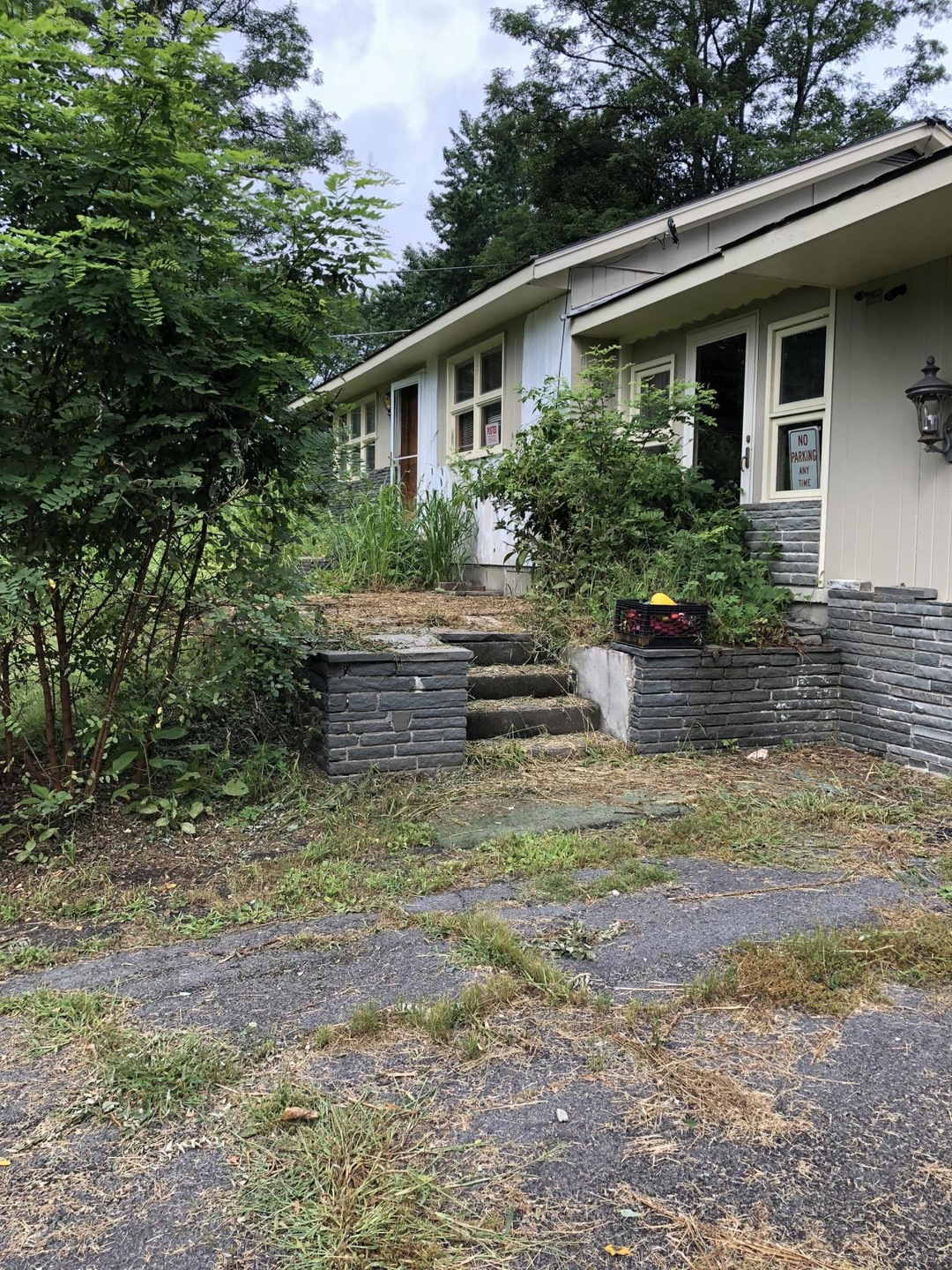 102 Mushroom Ct, Milford, PA 18337 - photo 1