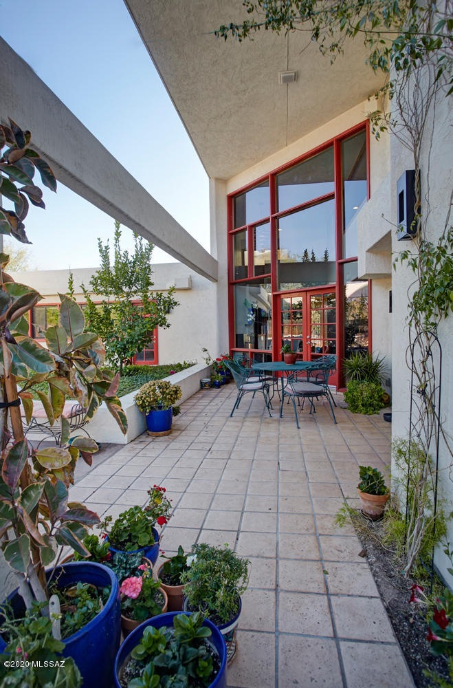 2301 E Greenlee Rd, Tucson, AZ 85719 - photo 1