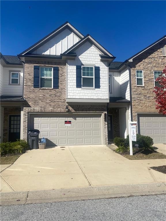 Craftsman house featuring driveway and a garage