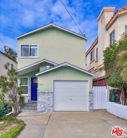Front Facade/Driveway