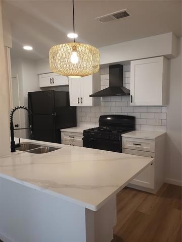 Kitchen with bar area for se
