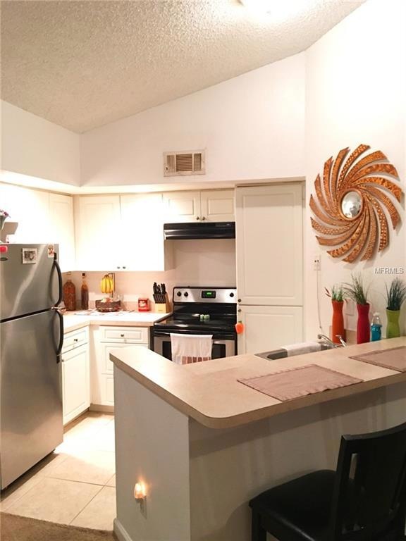 Kitchen | High volume ceilings