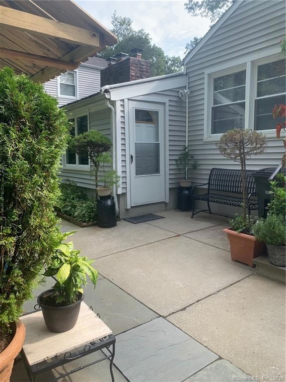 112 E Cross Rd unit 1FL (back), Stamford, CT 06907 - photo 1