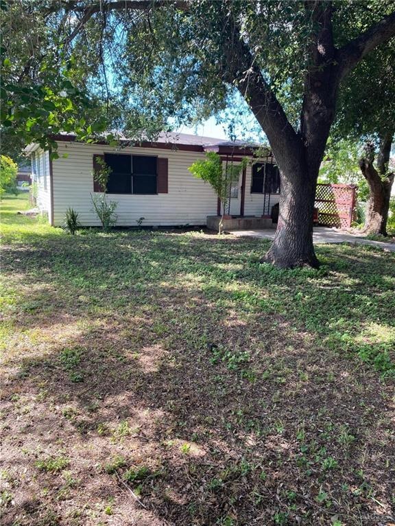 Ranch-style house with a front yard