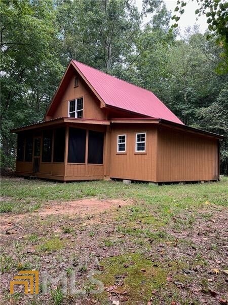 Front View of this quaint rustic cabin.