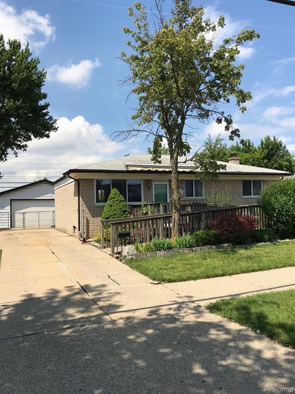 15733 Common Rd, Roseville, MI 48066 - photo 1