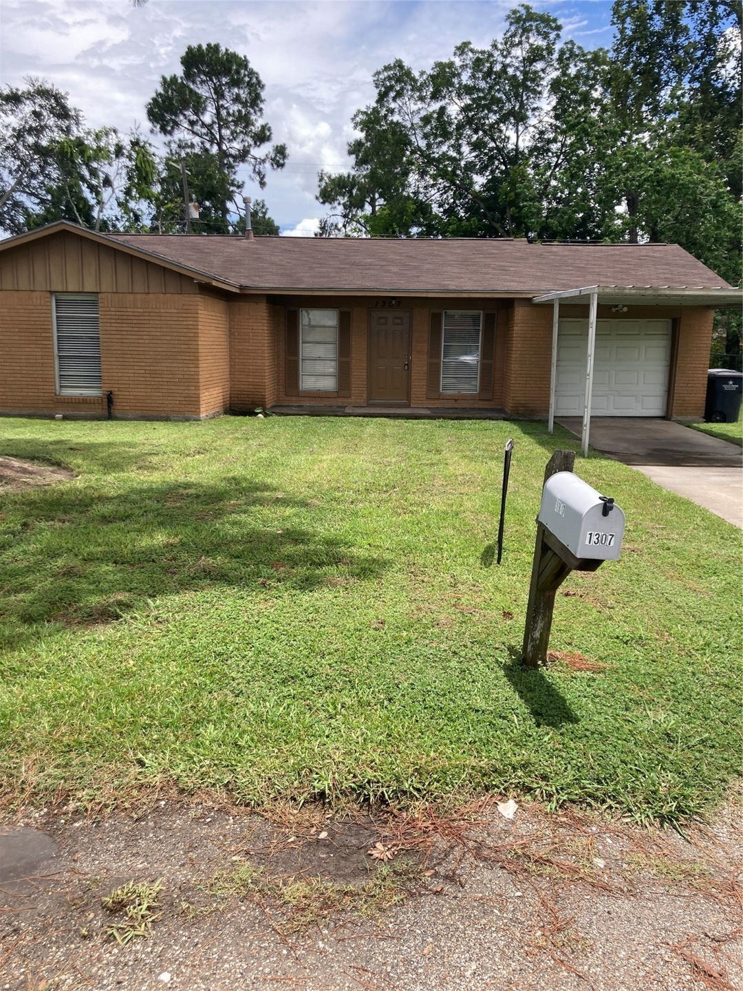 1307 College Dr, Alvin, TX 77511 - photo 1