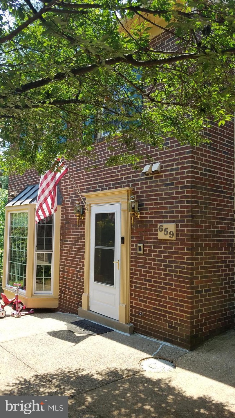 659 N Armistead St, Alexandria, VA 22312 - photo 1