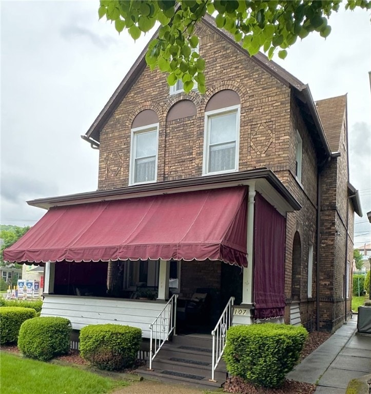 Welcome to 107Farragut Ave., in Victorian Vandergr