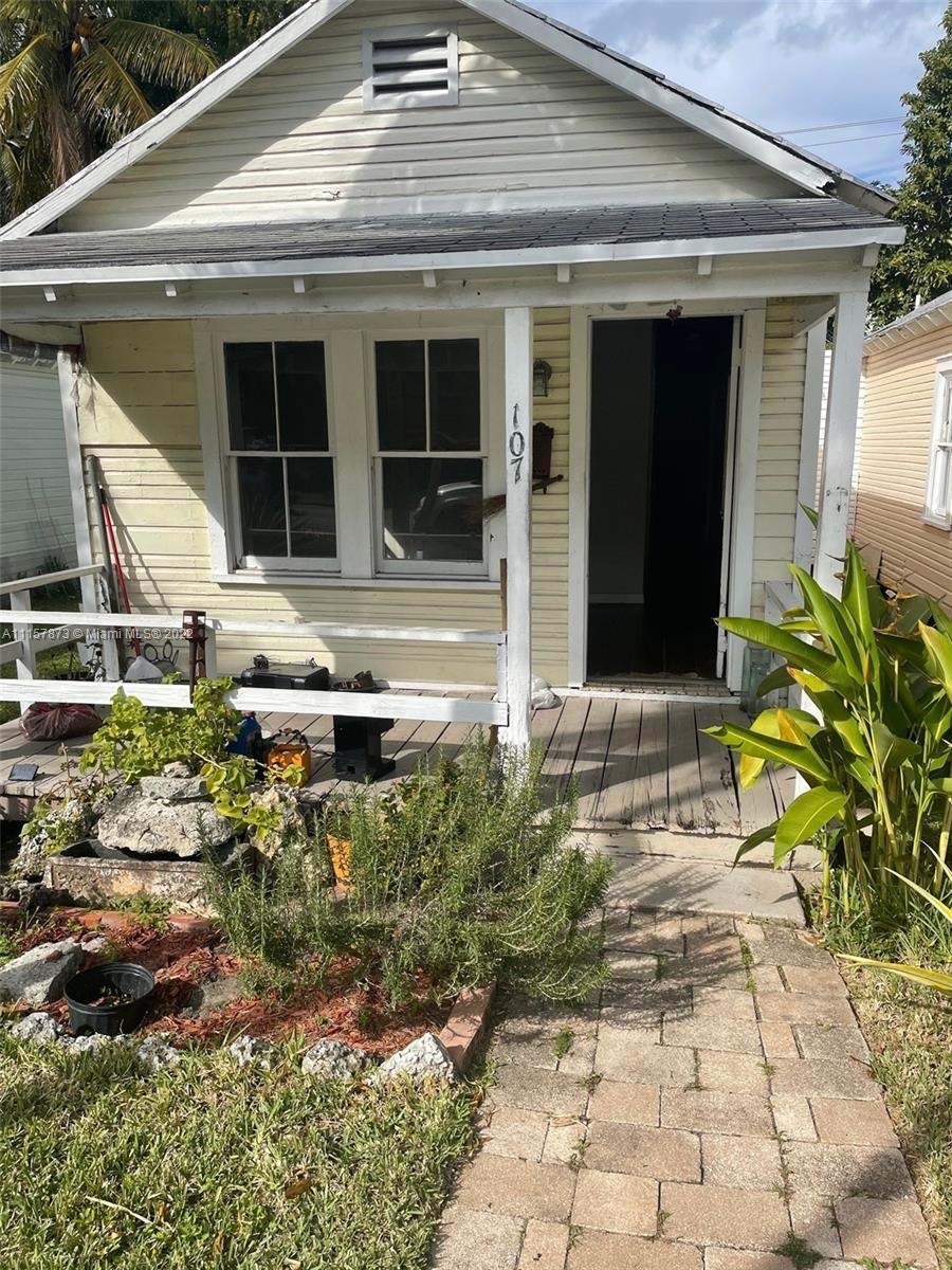 A unique free stander.