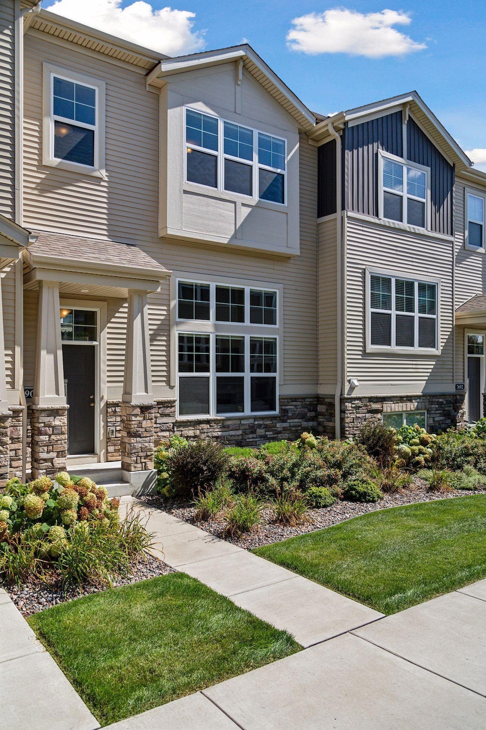 Fantastic Victoria TH in sought after Whispering Hills! Beautifully designed throughout! Private sidewalks and walkway! Welcome Home!