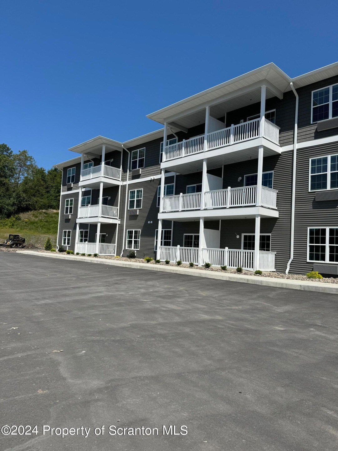 103 Circle Dr, Taylor, PA 18517 - photo 1