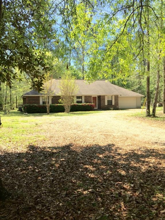 Country living on 2.5 acres!  Conveniently Located