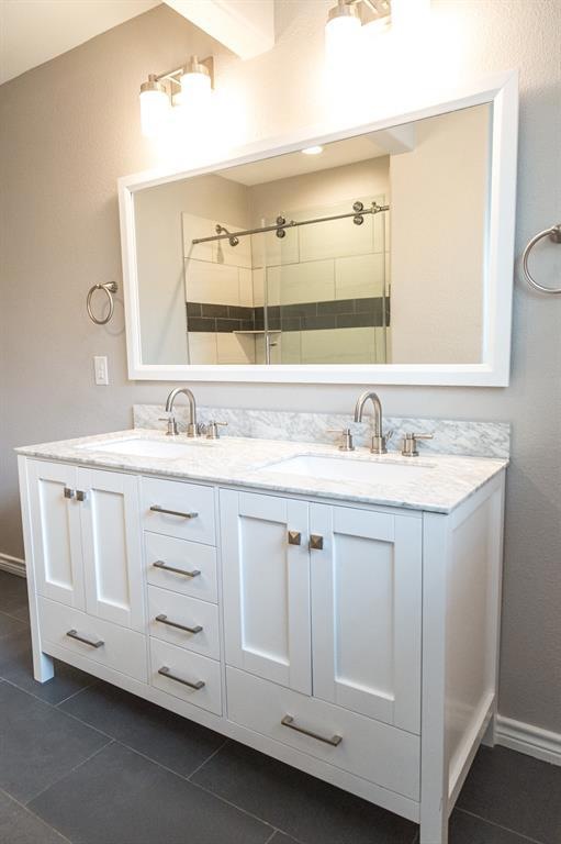 530 NE 4th St, Grand Prairie, TX 75050 - photo 1