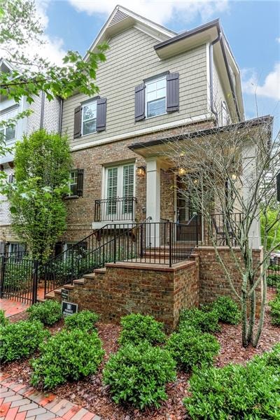 Beautiful end unit short walk to downtown Alpharet