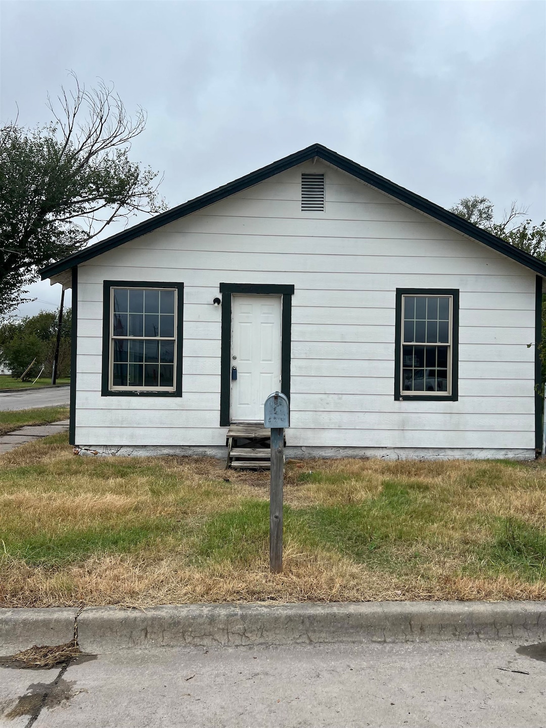 1533 S Saint Clair Ave, Wichita, KS 67213 - photo 1