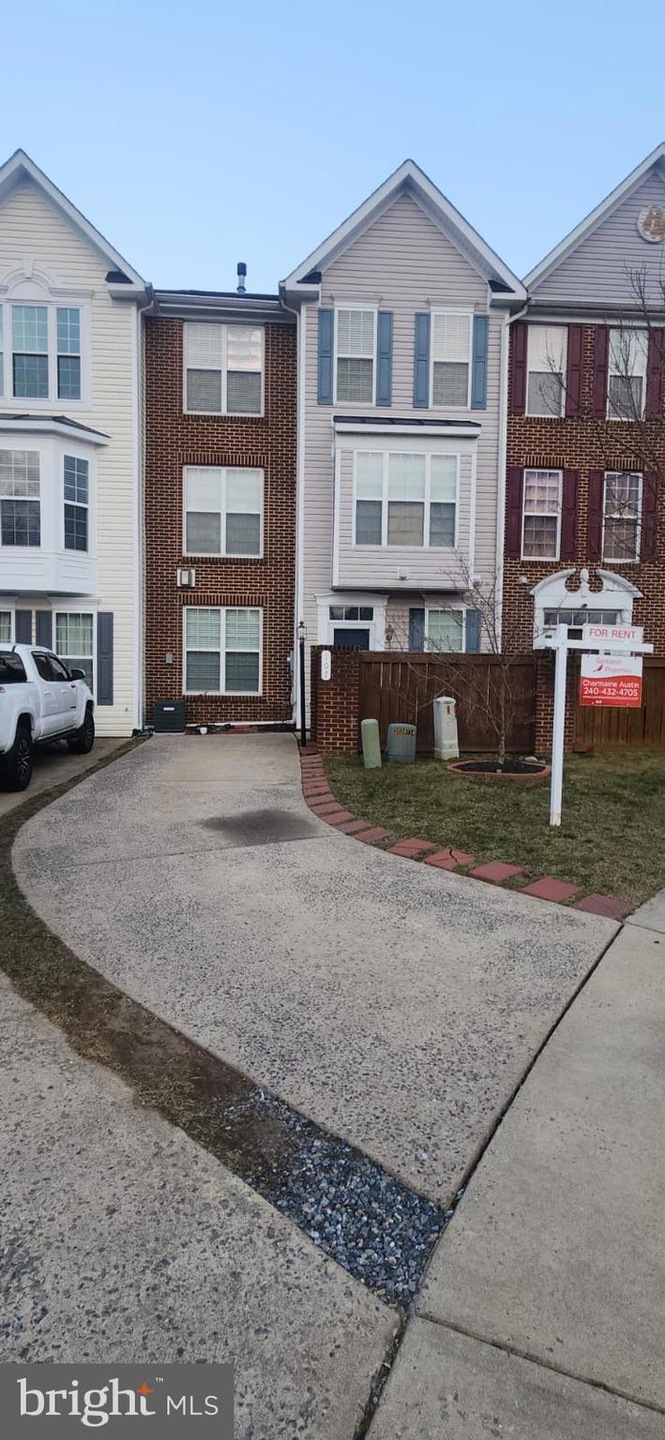 107 Swallow Pointe Ct, Frederick, MD 21702 - photo 1