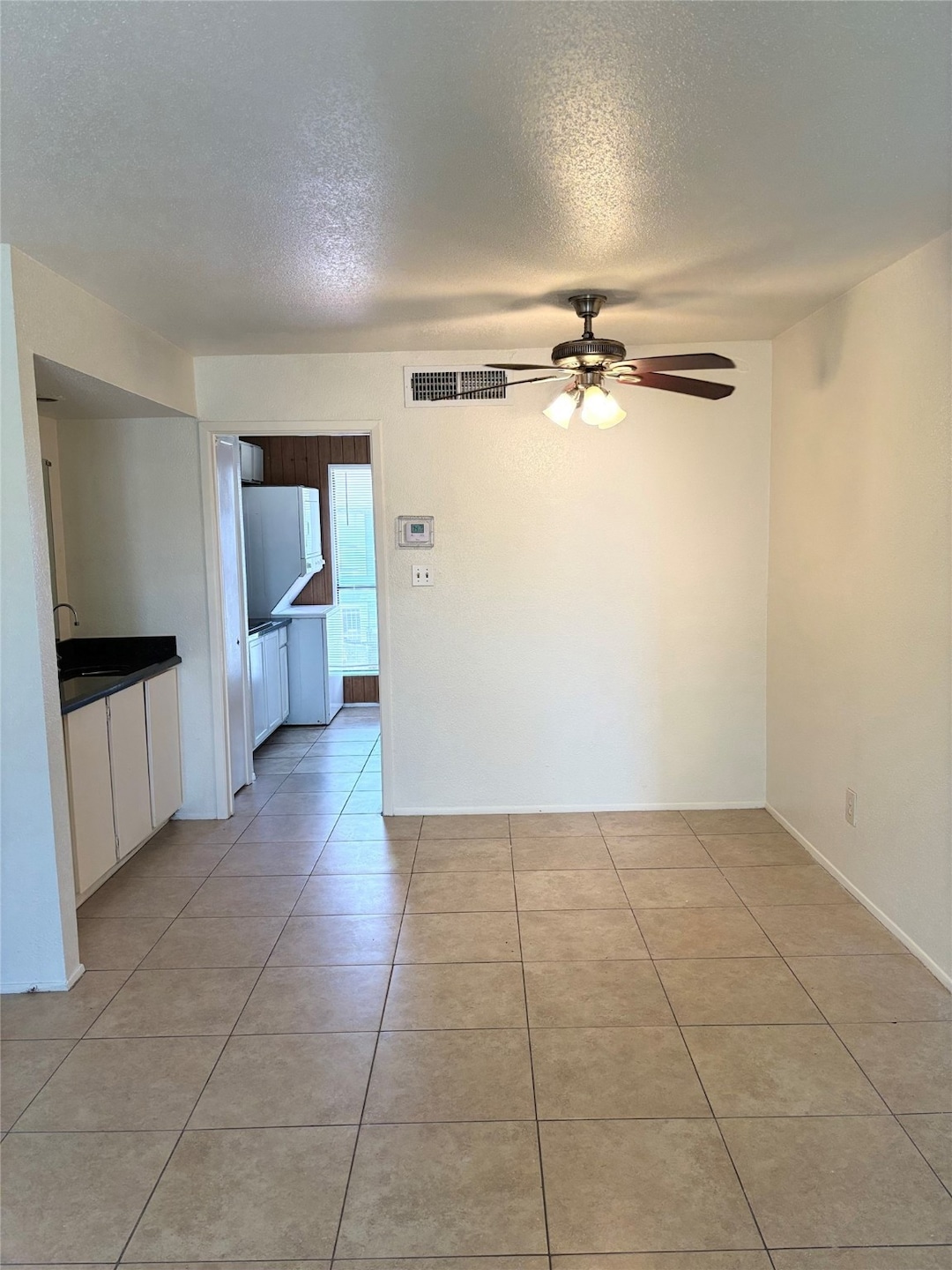 Dining area with wet bar