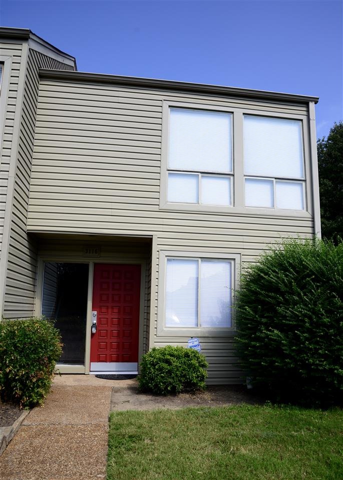 End Unit, backs up to golf course