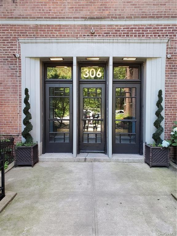 306 E Mosholu Pkwy S unit 4B, Bronx, NY 10458 - photo 1
