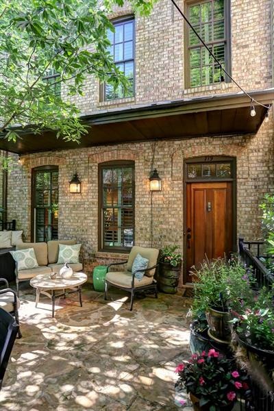Welcome to this Beautiful Hedgewood Town Home in d
