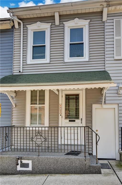 conveniently located 3 bedroom row just minutes to